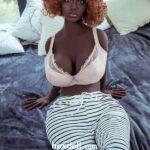 158 cm masturbiert mit einer dicken künstlichen weiblichen Puppe - Mariel